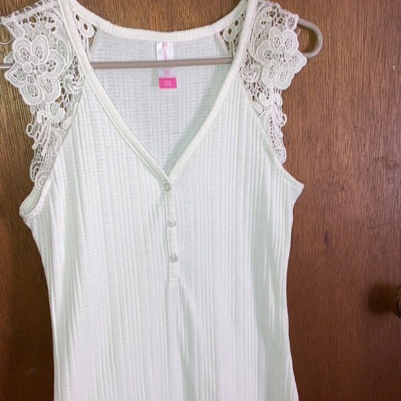 White sleeveless shirt - Picture 3 of 4
